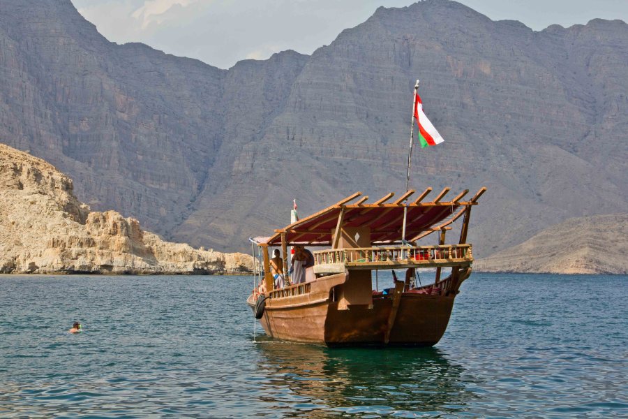 Berge, Dhau und Wasser