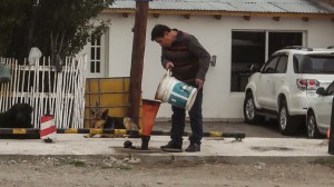 Die Tankstelle in Bajo Cacoles wird befüllt